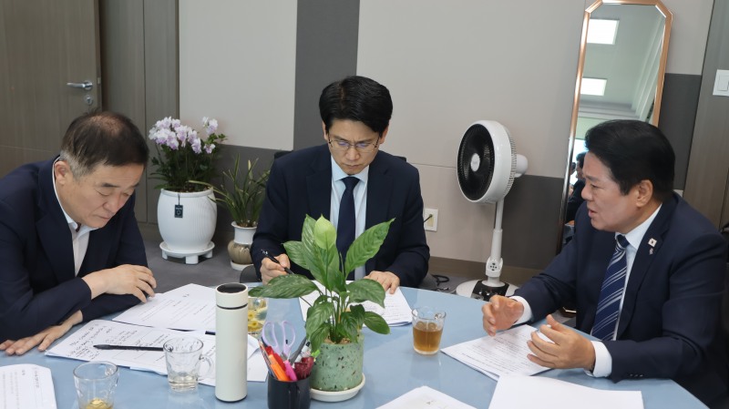 안양시는 4일 강득구 국회의원실에서 국토교통부 철도 관계자와 '위례과천선 안양권 연장'을 포함한 주요 철도 사업의 ‘제5차 국가철도망 구축계획’ 등 국가 계획 반영을 위한 면담을 진행했다(왼쪽부터 강득구 국회의원, 김태병 국토교통부 철도국장, 최대호 안양시장)/안양시