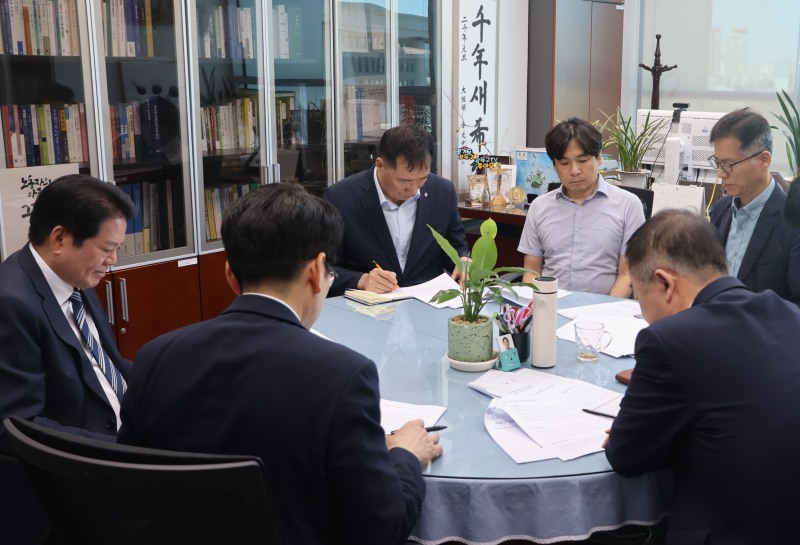 안양시는 4일 강득구 국회의원실에서 국토교통부 철도 관계자와 '위례과천선 안양권 연장'을 포함한 주요 철도 사업의 ‘제5차 국가철도망 구축계획’ 등 국가 계획 반영을 위한 면담을 진행했다./안양시