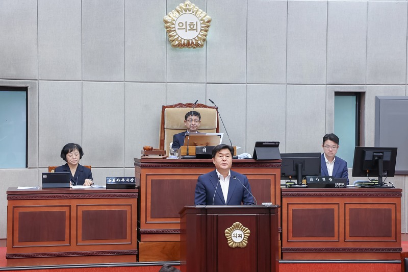 4일 제338회 시흥시의회 제1차 정례회가 열린 가운데 임병택 시흥시장이 시흥시 재정 상황을 보고하고 있다./시흥시