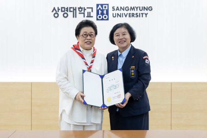 위촉식 사진. (왼쪽부터) 김종희 상명대 총장, 편희숙 한국걸스카우트연맹 총재. (사진제공=상명대)