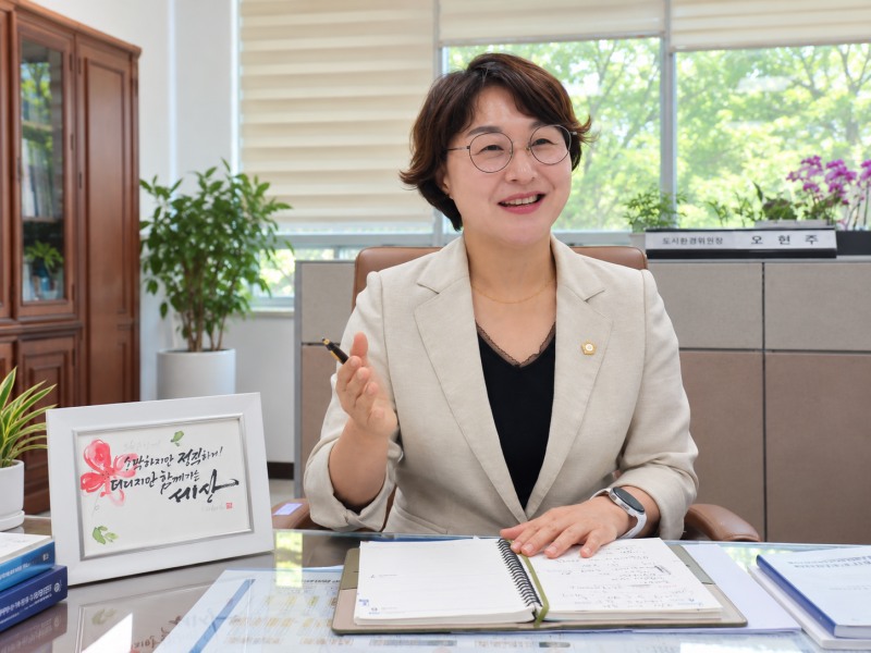 오현주 광주시의회 도시환경위원장이 "광주 발전을 위해 조금 더디더라도 시민과 함께 제대로 가겠다"고 강조했다./송인호 기자