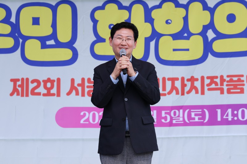 5일 서농동 행정복지센터 주차장에서 이상일 시장이 2026 서농동 주민 화합의 날 행사 개최를 축하하고 있다. /용인시
