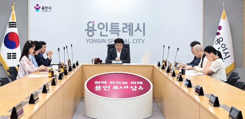용인특례시는 지난 1일 생활임금심의위원회를 열고 2027년도 생활임금을 1만2380원으로 최종 결정했다. /용인시