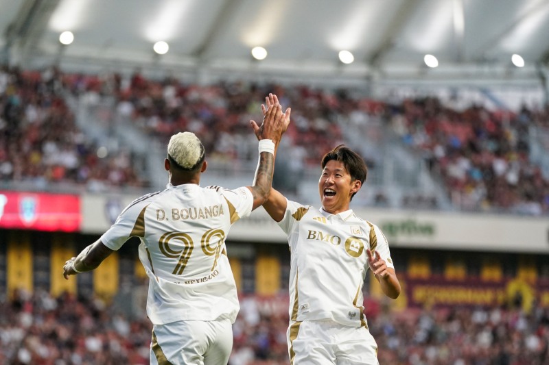 LAFC 손흥민(오른쪽)이 드니 부앙가와 골 세리머니 하는 모숩. / 사진=연합뉴스
