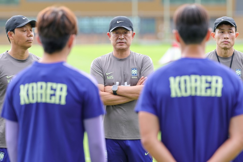 훈련 전 발언하는 이민성 감독. / 사진=연합뉴스