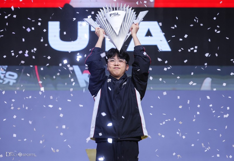 '우타' 이지환이 김유민과 김선재를 모두 꺾고 2026 FSL 서머 챔피언에 등극했다.