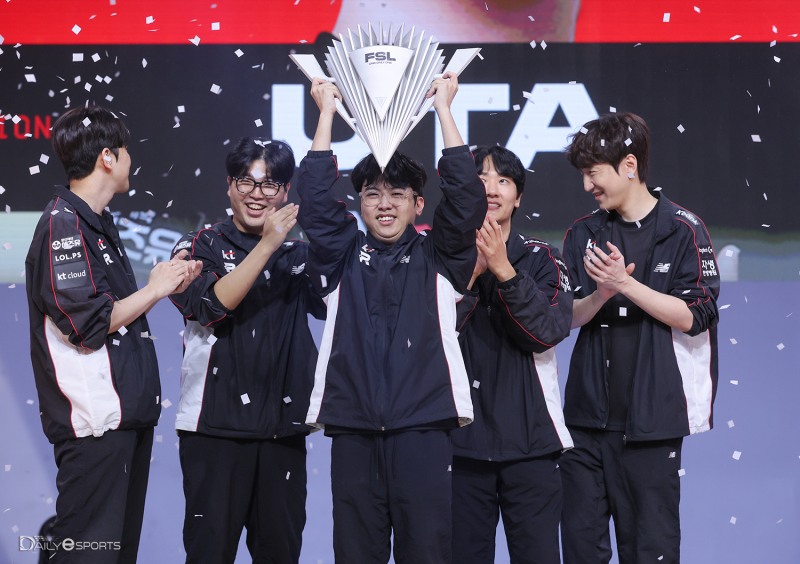 kt 롤스터 선수들의 축하 속 기쁨을 만끽하는 이지환.