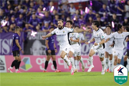 골 세리머니 하는 강원 카림(가운데) / 사진=한국프로축구연맹 제공. 연합뉴스