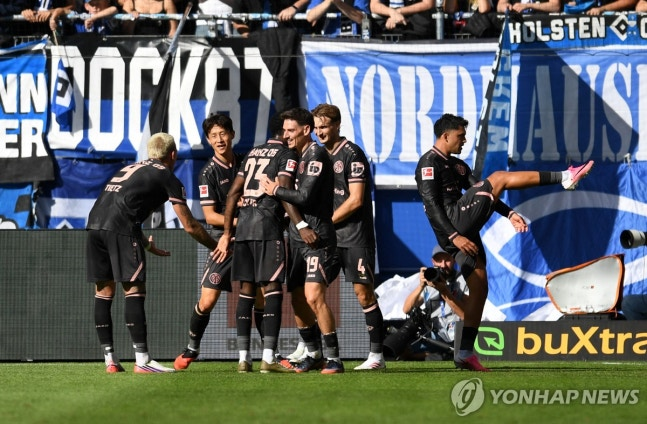골 넣고 기뻐하는 마인츠 선수들. 왼쪽에서 두 번째가 이재성 / 사진=연합뉴스