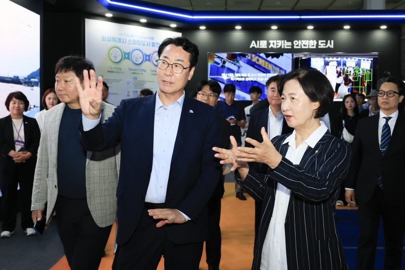 정명근 화성특례시장이 MARS 2025에 방문한 추미애 당시 국회의원 및 현 경기도지사에게 엑스포에 대한 설명을 하고 있다. /화성시
