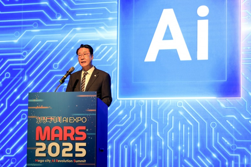 정명근 화성특례시장이 MARS 2025에서 AI 미래도시를 선언하고 있다. /화성시