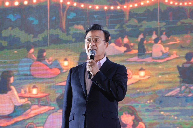 김성제 의왕시장이 돗자리 문화살롱에 참석, 인사말을 하고있다. /의왕시