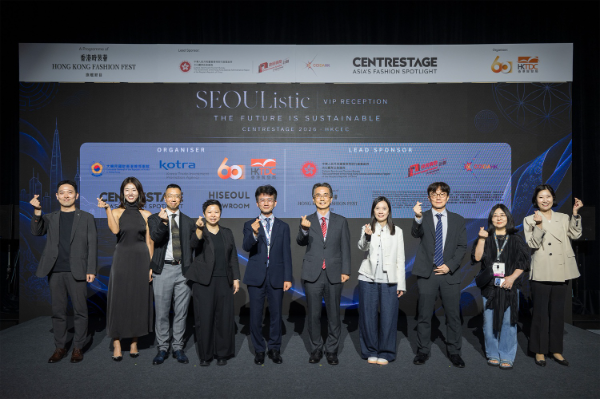 (좌측부터) 아모레퍼시픽 HK 이동수, LG전자 HK 법인장 한유리, HKTDC 디렉터 Mr. Will Li, CCIDA HK 커미셔너 Miss Drew Lal, KOTRA 중국지역본부장 장상해, 주홍콩 대한민국 총영사관 대리 전성환, HKTDC 부총재 Ms. Smiley Lam, KOTRA 홍콩무역관 관장 류석천, 제이케이디자인랩 대표 홍재희, 한국관광공사 홍콩지사 지사장 정인화)