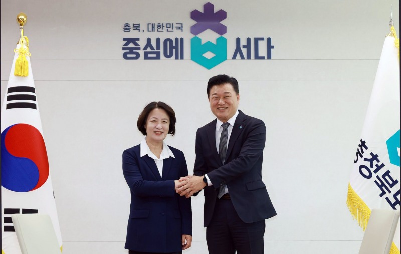 추미애 경기도지사와 신용한 충북지사가 함께 하고있다. /페북 캡처