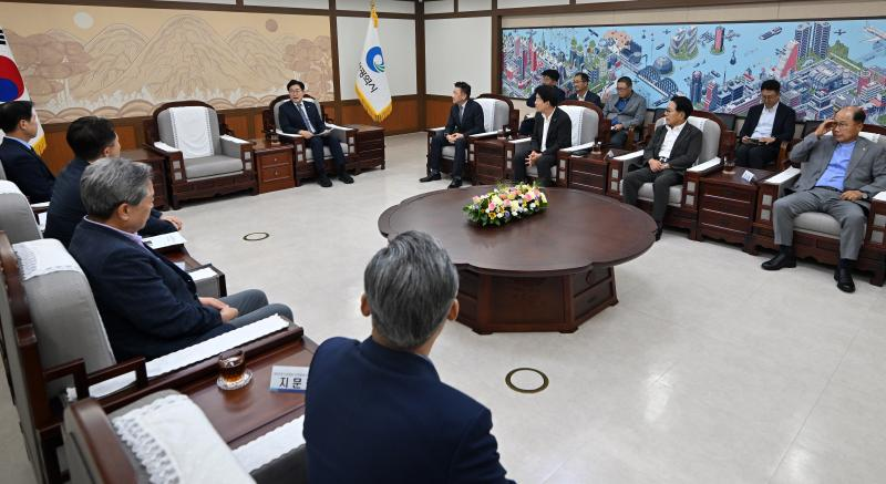 박찬대 인천시장이 7일 시청 대접견실에서 열린 '지역건설산업 상생협력 업무협약식'에서 송치영 포스코이앤씨 대표이사, 조흥수 대한전문건설협회 인천광역시회 회장 등 참석자들과 협력 방안 등을 논의하고 있다./인천시