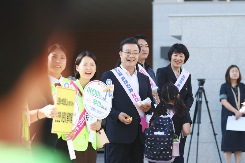 김성제 의왕시장(가운데)이 학생들의 첫 등교를 축하하고 있다. /의왕시