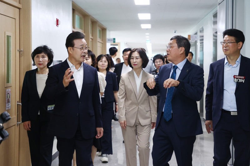 김성제 의왕시장(좌측)이 학교시설을 둘러보고있다. /의왕시