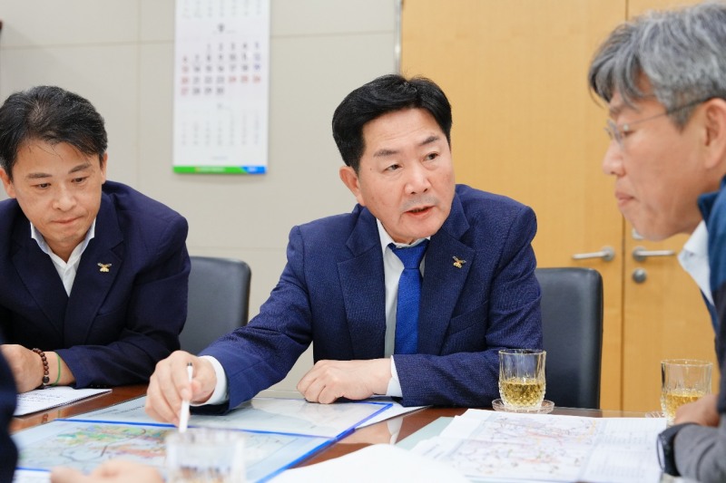 조용호 오산시장이 7일 국토교통부 제1차관을 만나 세교3 자족용지 확대 및 광역교통개선대책비용 현실화를 건의했다./오산시