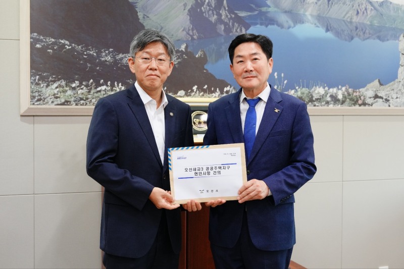조용호 오산시장(우)이 김이탁 국토부 제1차관(좌)과 함께 하고있다. /오산시