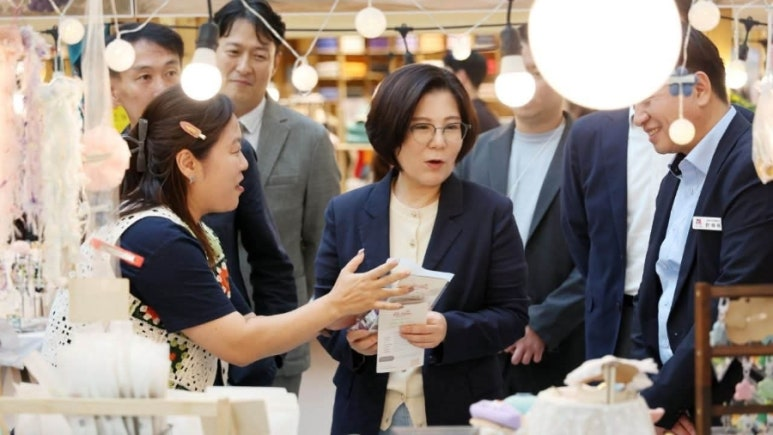 김보라 안성시장이 물건을 고르고 있다. /페북 캡처