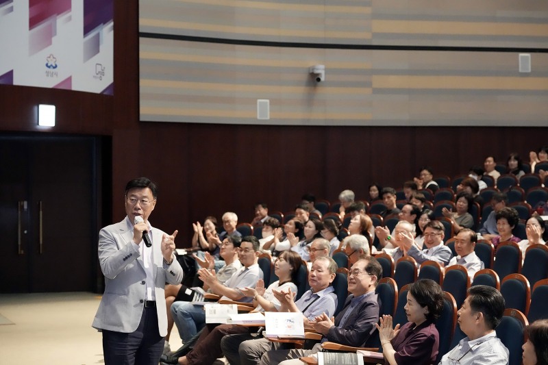 신상진 성남시장이 지난달 31일 시청 온누리에서 열린 2026년 공인중개사 연수교육에서 인사말을 하고 있다. /성남시