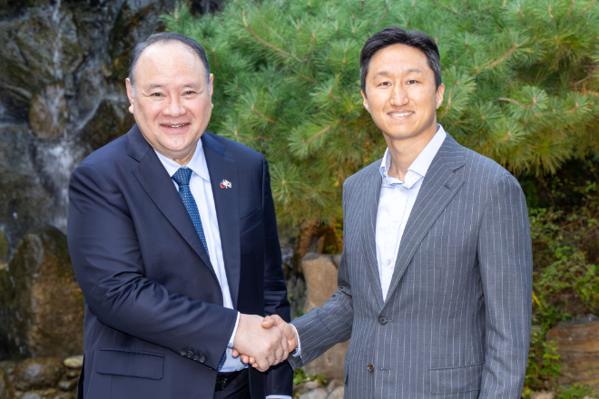 정기선 HD현대 회장(오른쪽)이 2026년 9월 7일 길베르토 테오도로 주니어 필리핀 국방장관과 만나 기념촬영을 하고 있다. 사진= HD현대