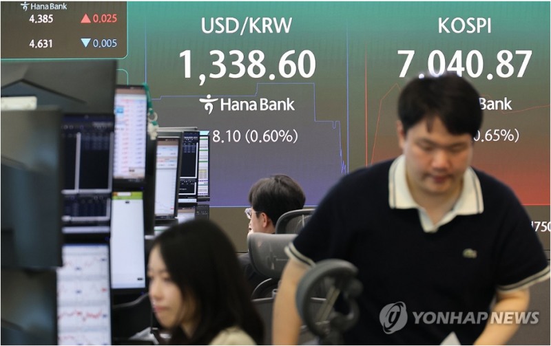 원-달러 환율이 이틀 째 1330원대에 진입하면서 2018년이후의 장기추세구간도 이탈했다는 분석이 나오고 있다. 사진=연합뉴스