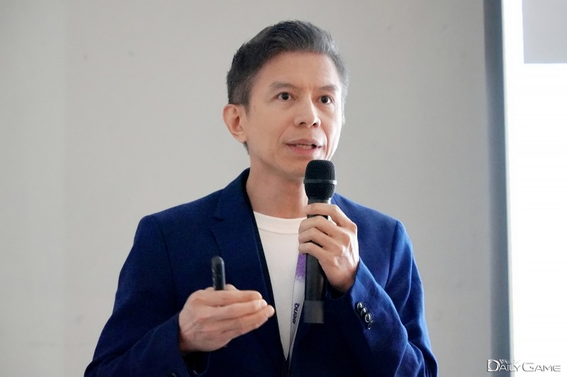 JC 판 이사는 "필요한 요소를 줄이고 화면에 집중할 수 있는 환경을 만드는 것"을 '스크린바'의 역할로 소개했다.
