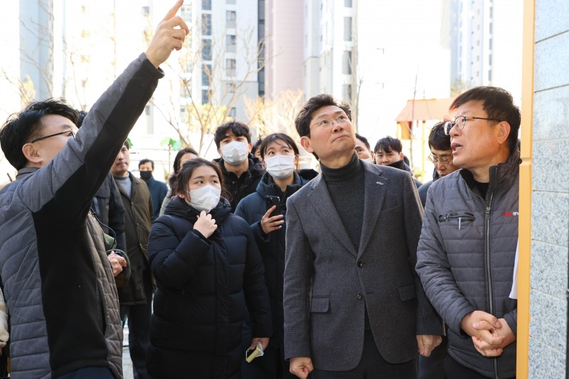 이상일 용인특례시장이 2025년 2월 경남아너스빌 디센트 건설 현장을 방문해 하자 현장을 살피고 있다. /용인시