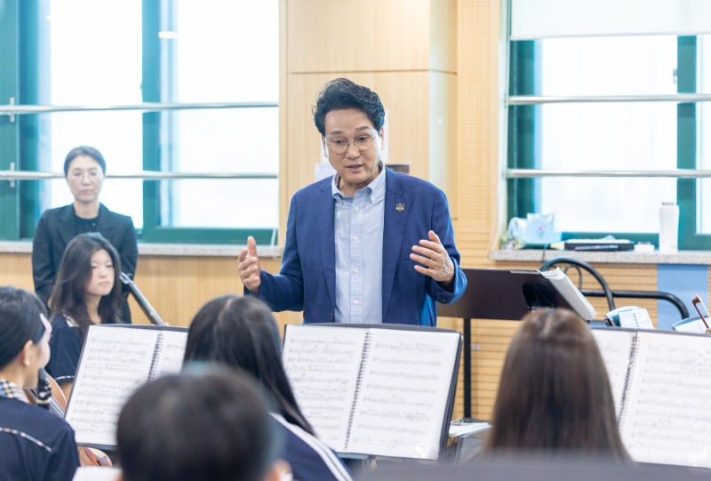 안민석 경기도교육감은 8일 RAS 경기 문예체 교육 우수학교인 청림중학교를 방문해 독서와 예술문화, 스포츠 활동을 직접 살펴보고 학생들을 격려했다. 경기도교육청