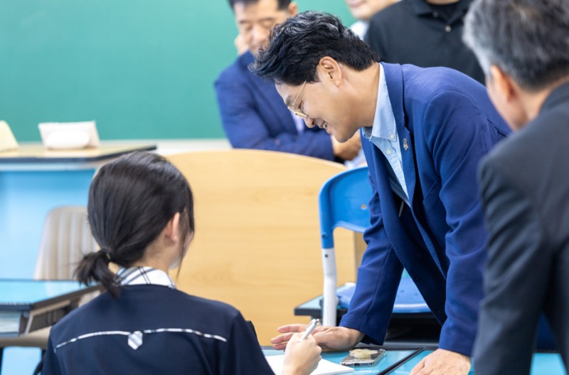 안민석 경기도교육감이 학생과 대화를 하고있다. /경기도교육청