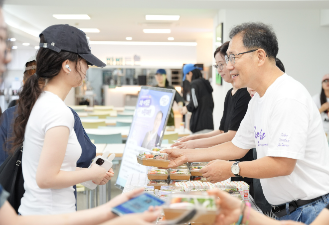 지난 2일, 성신여대 수정캠퍼스 난향관 3층 학생식당에서 진행된 2026학년도 2학기 천원의 아침밥 스페셜 데이에서 학생들에게 아침밥과 음료를 직접 전달하는 이성근 성신여대 총장. (사진제공=성신여대)
