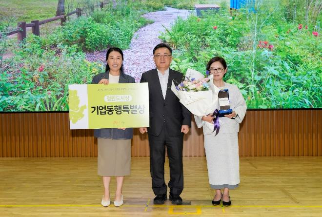 지난 7일 서울시청에서 진행된 ‘2026 서울특별시 정원도시상’ 시상식에서 현대엔지니어링이 기업동행특별상을 수상했다. (왼쪽부터 현대엔지니어링 김민정 특화설계팀장, 서울시 김성보 행정2부시장, 현대엔지니어링 송명숙 마케팅전략실장) / 사진 = 현대엔지니어링 제공