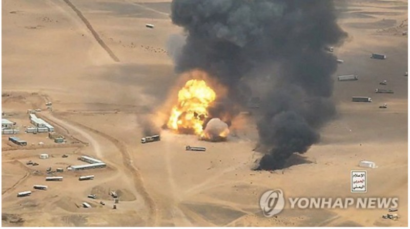 예멘 후티반군이 8일(현지시간) 공개한 사우디 트럭 공격받는 모습. 사진=AFP, 연합뉴스