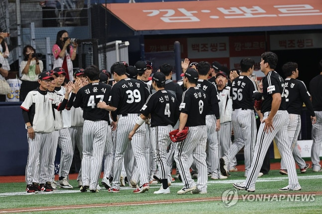경기에서 승리한 LG 선수들 / 사진=연합뉴스