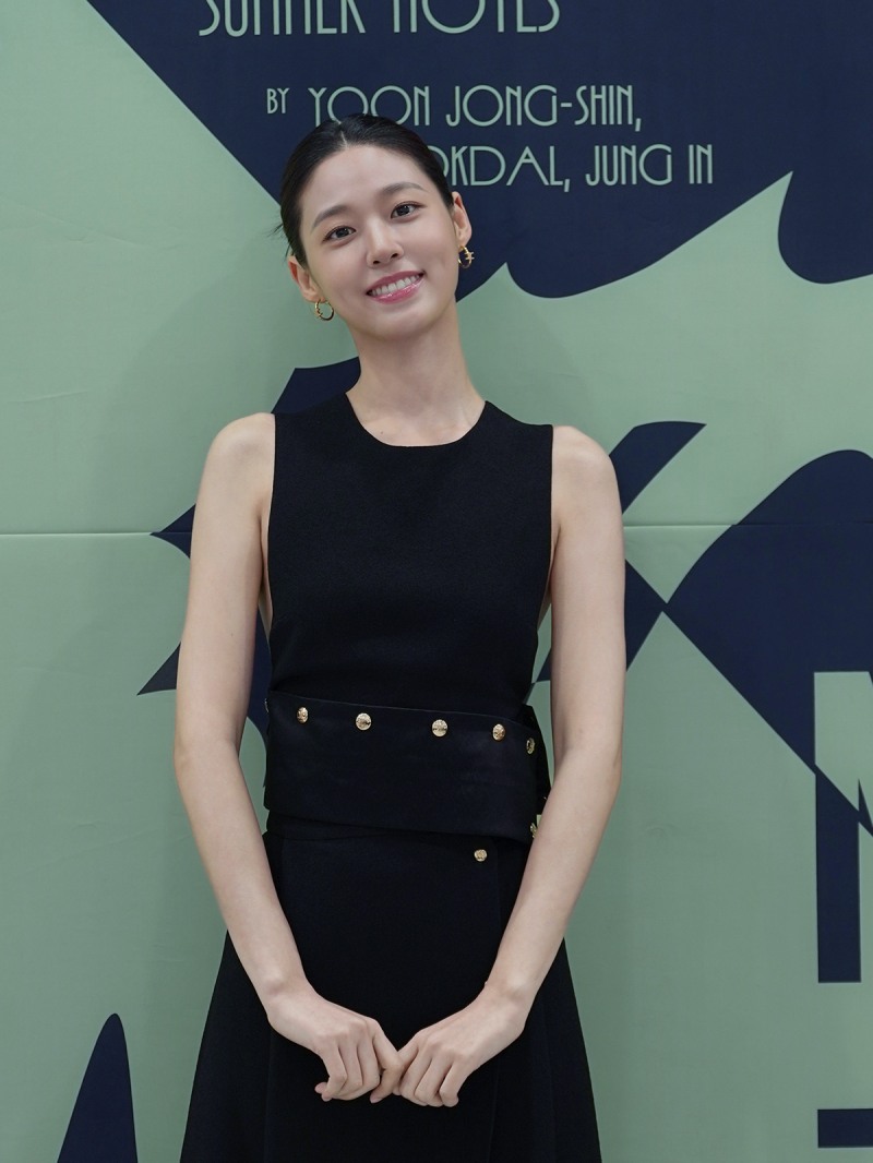 김설현, 제천국제음악영화제 레드카펫 압도…시크한 블랙 드레스 자태
