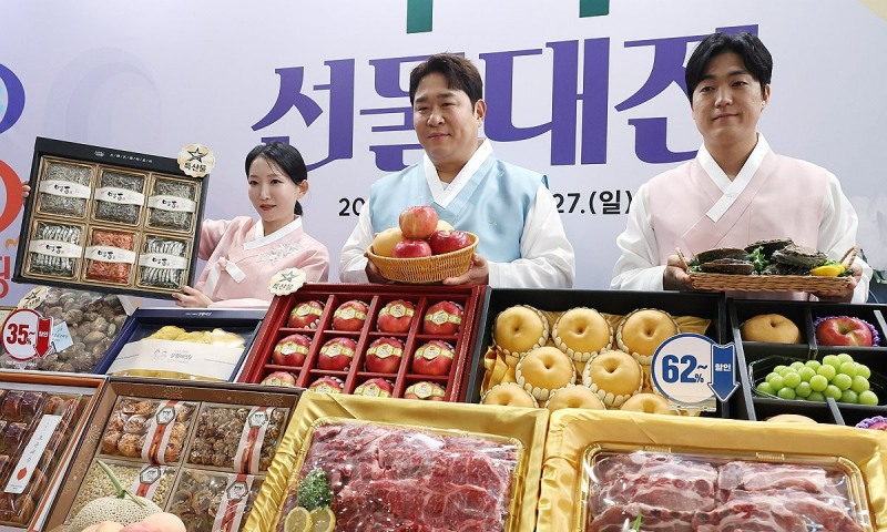 8일 서울 중구 중앙우체국에서 열린 2026년 추석 선물대전 홍보행사에서 방송인 문세윤씨가 모델들과 추석 선물과 명절 먹거리를 소개하고 있다. 사진=연합뉴스