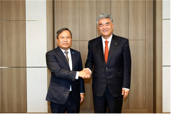 지난 8일 화요일 오후, 소공동 더그랜드롯데 서울에서 만난 정원주 대우건설 회장(오른쪽)과 부 다이 탕 베트남 하노이 시장(왼쪽)/대우건설