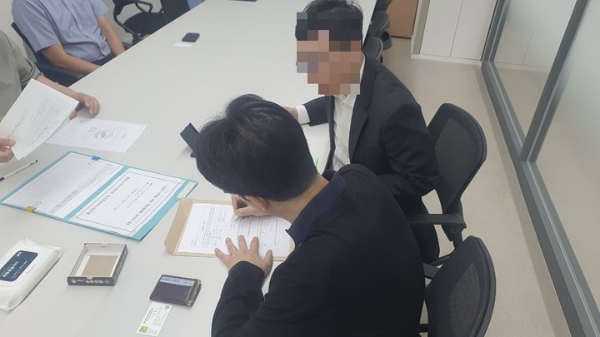 9일 열린 목동12단지 2차 현장설명회에서 GS건설이 입찰 참여 의향서에 서명하고 있는 모습이다./뉴시스