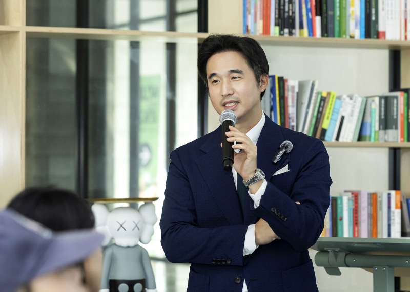 한세실업-홍익대 ‘NDS’, K-패션 실무 인재 양성에 본격 나선다. 김익환 부회장 특강