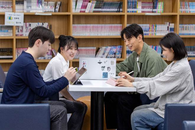 가톨릭관동대학교 학생들이 스마트 기기를 활용해 자유롭게 의견을 나누며 수업을 하고 있다. (사진제공=가톨릭관동대)