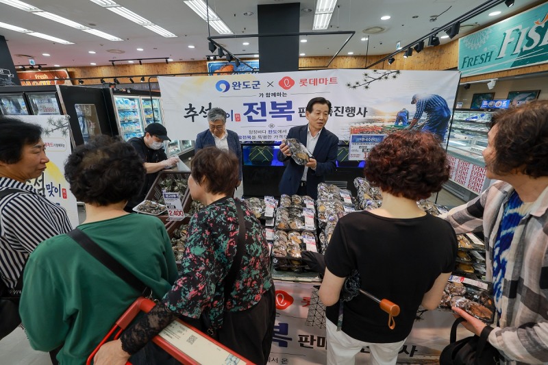 롯데마트 월드컵점의 전복 특판 행사장에서 판촉 활동 중인 김신 완도군수 (사진제공=담양군)