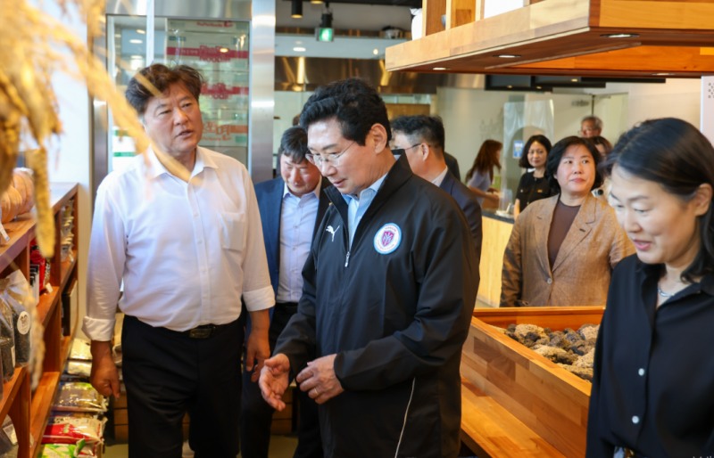9일 이상일 시장이 김동일 군수와 고석정 내 로컬푸드 매장을 둘러보고 있다./용인시