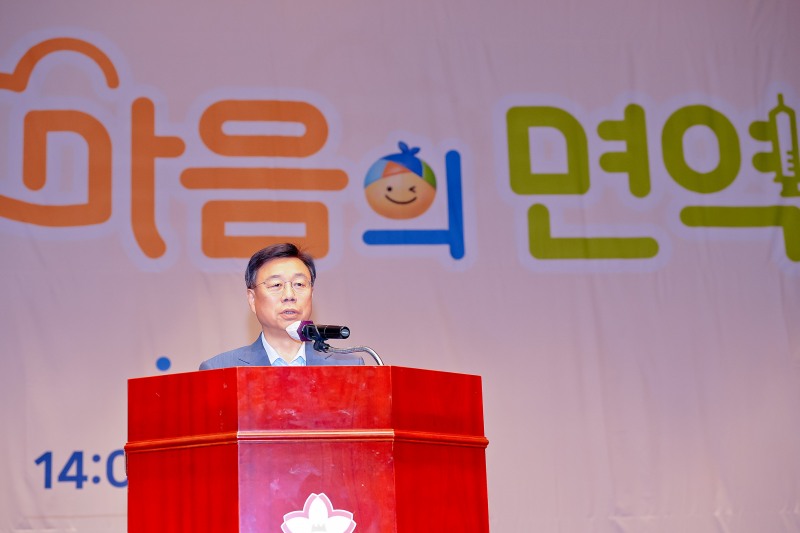 신상진 성남시장이 9일 제13회 행복한마음축제에 참석해 인사말을 하고 있다./성남시