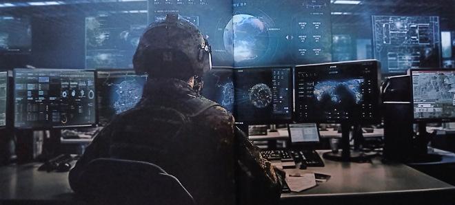 대한민국 군 요원이 LIG넥스원이 개발한 ‘사이버전장관리체계(Cyber BattleField Management System)’로 현황을 살펴보고 있다. 사진= LIG D&A