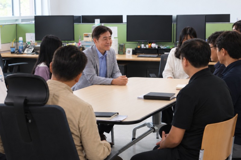 이재율 성남도시개발공사 사장이 금곡공원국민체육센터를 방문해 직원들의 의견을 청취하고 있다. /성남도시개발공사