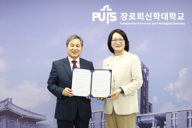 (왼쪽부터) 박경수 장로회신학대학교 총장, 이윤선 서울여자대학교 총장 업무협약 체결 기념사진. (사진제공=서울여대)