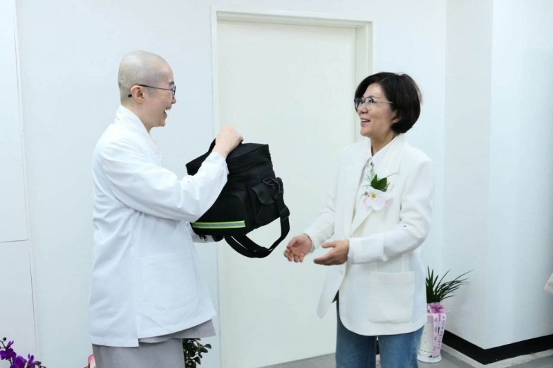 김보라 안성시장의 가방전달식 모습. /페북 캡처