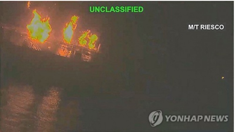 미군 공격에 이란 유조선이 불타고 있다. 사진=로이터통신, 연합뉴