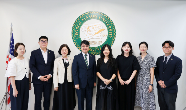 김미향 형지엘리트 상무(우측 네 번째)와 조슈아 박 조지메이슨대학교 한국캠퍼스 대표(좌측 네 번째)를 비롯한 양측 관계자의 모습